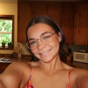 Meet your Posher, Eva